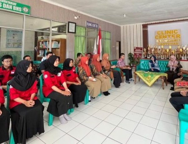 Perkuat UKS dan Literasi, SMP Persada Insan Nusantara Studi Banding ke SMA N 1 Banyumas